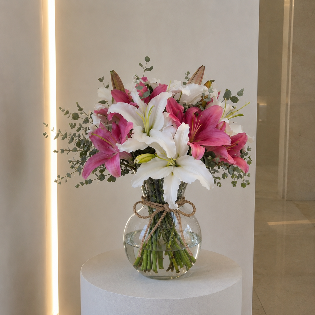 Lirios Magenta y Blanco en Florero de Cristal