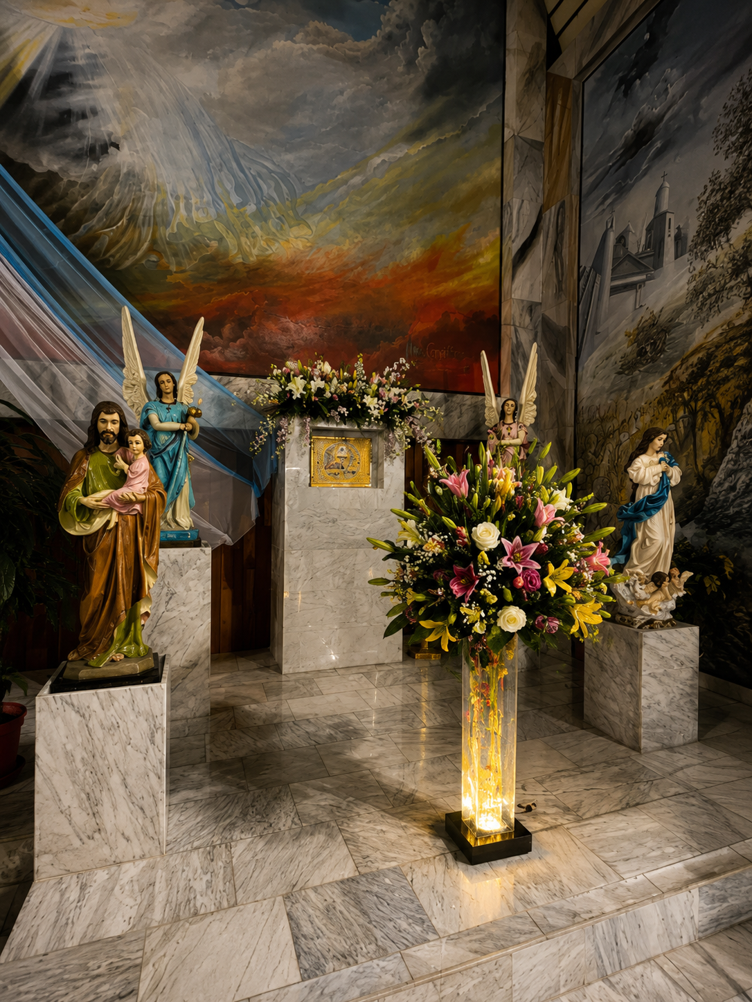 Florero ceremonial con lirios y rosas