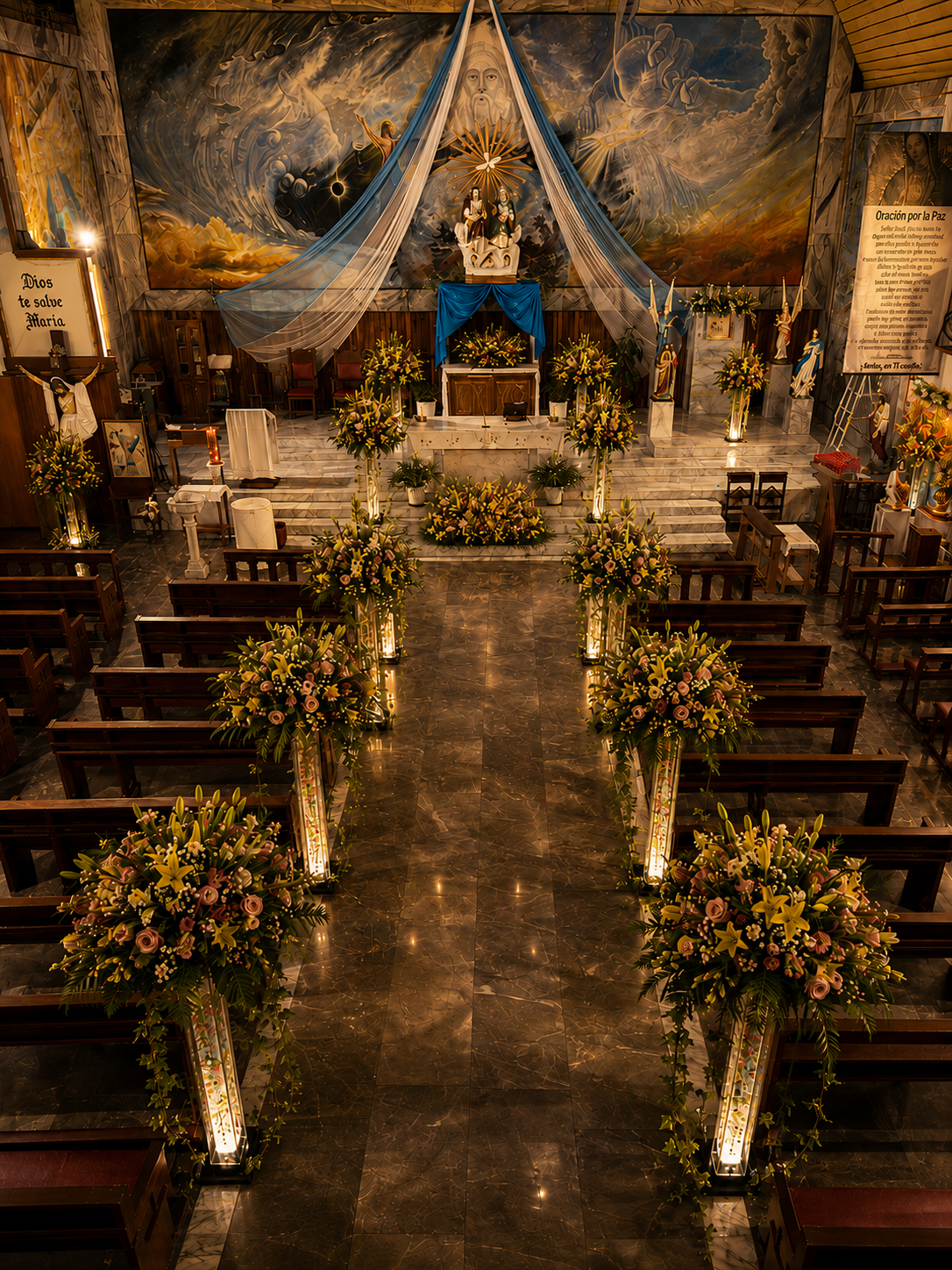 Ceremonia religiosa con floreros iluminados
