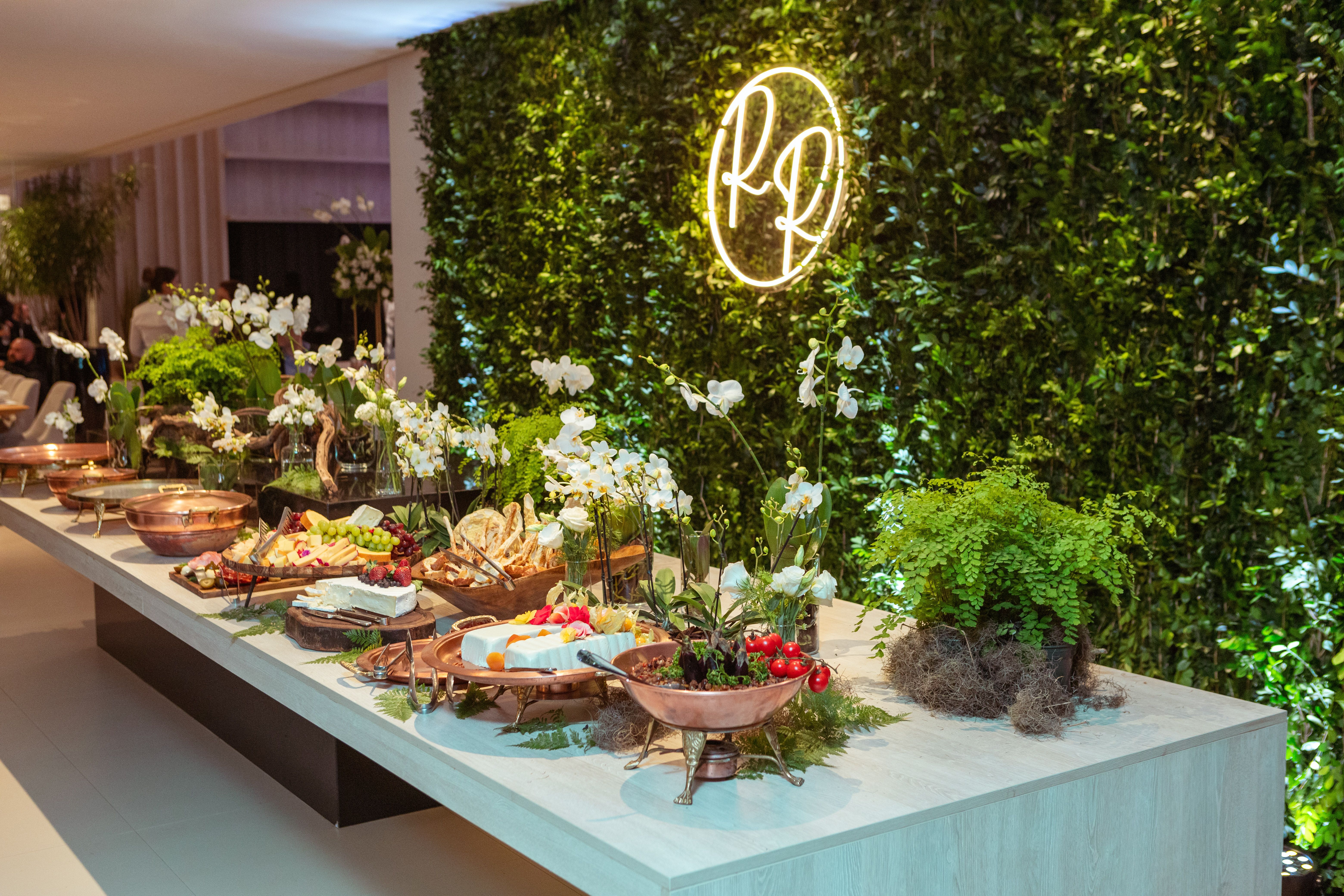 Mesa buffet con muro verde