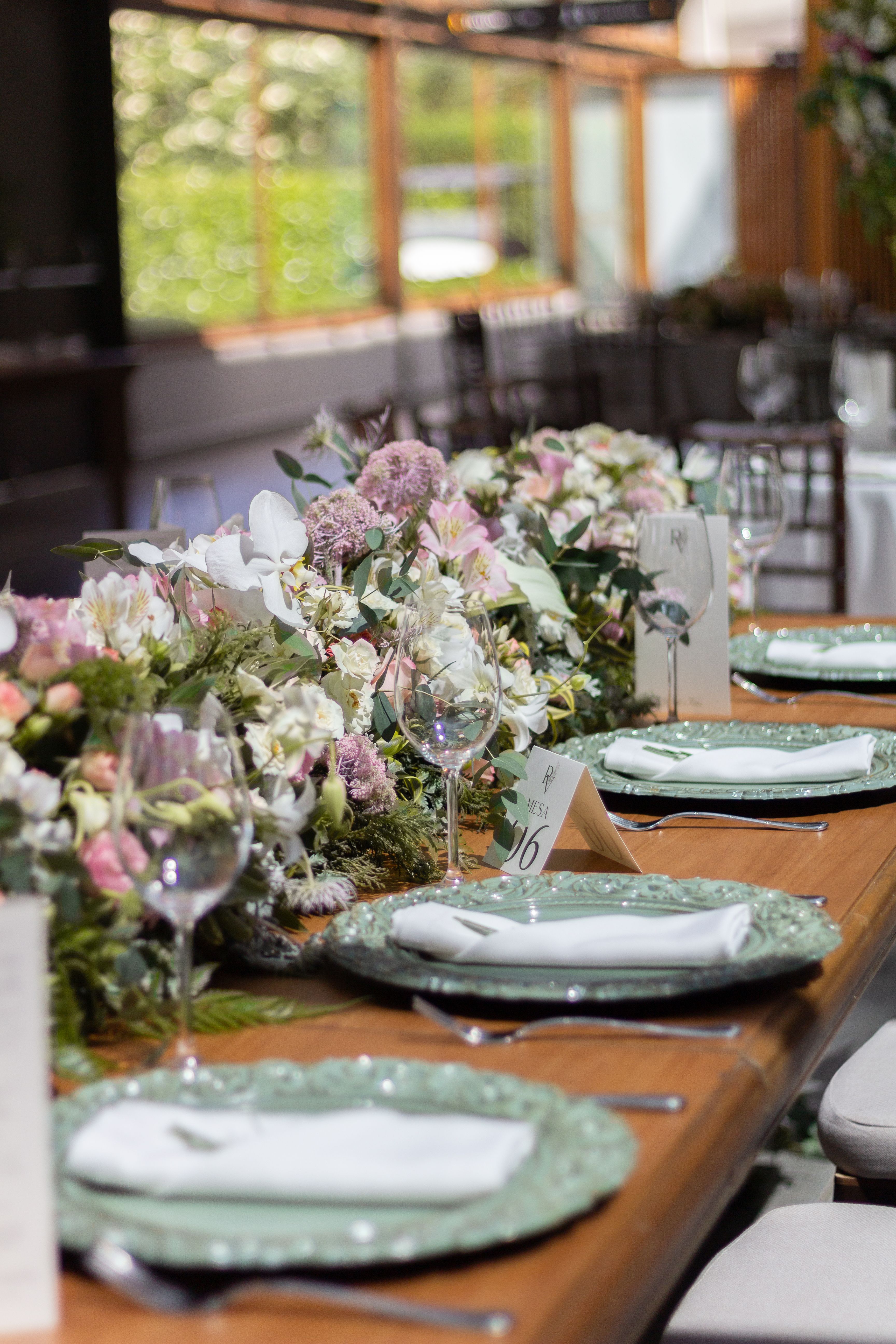 Mesa formal con centros florales