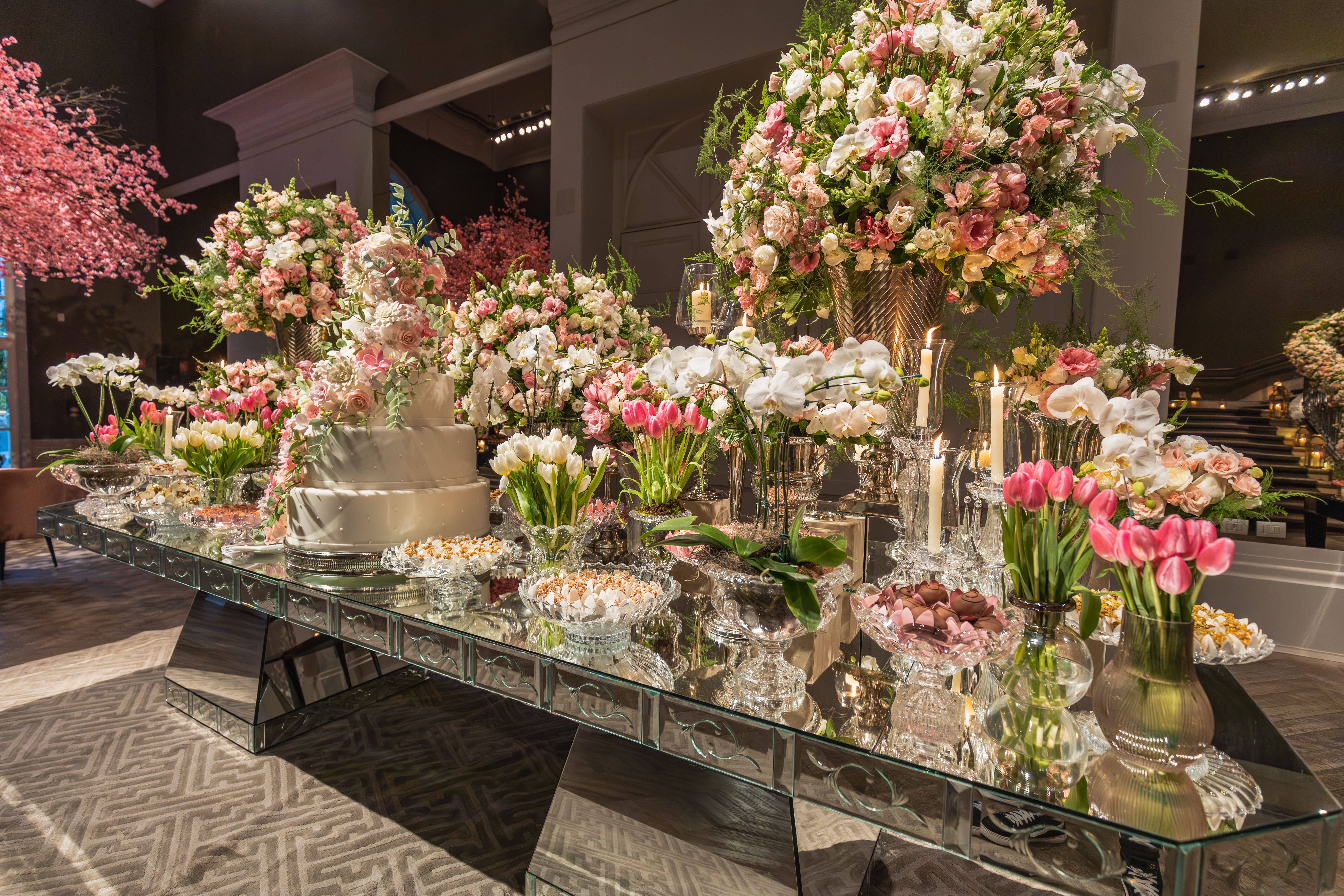 Exhibición de postres y flores