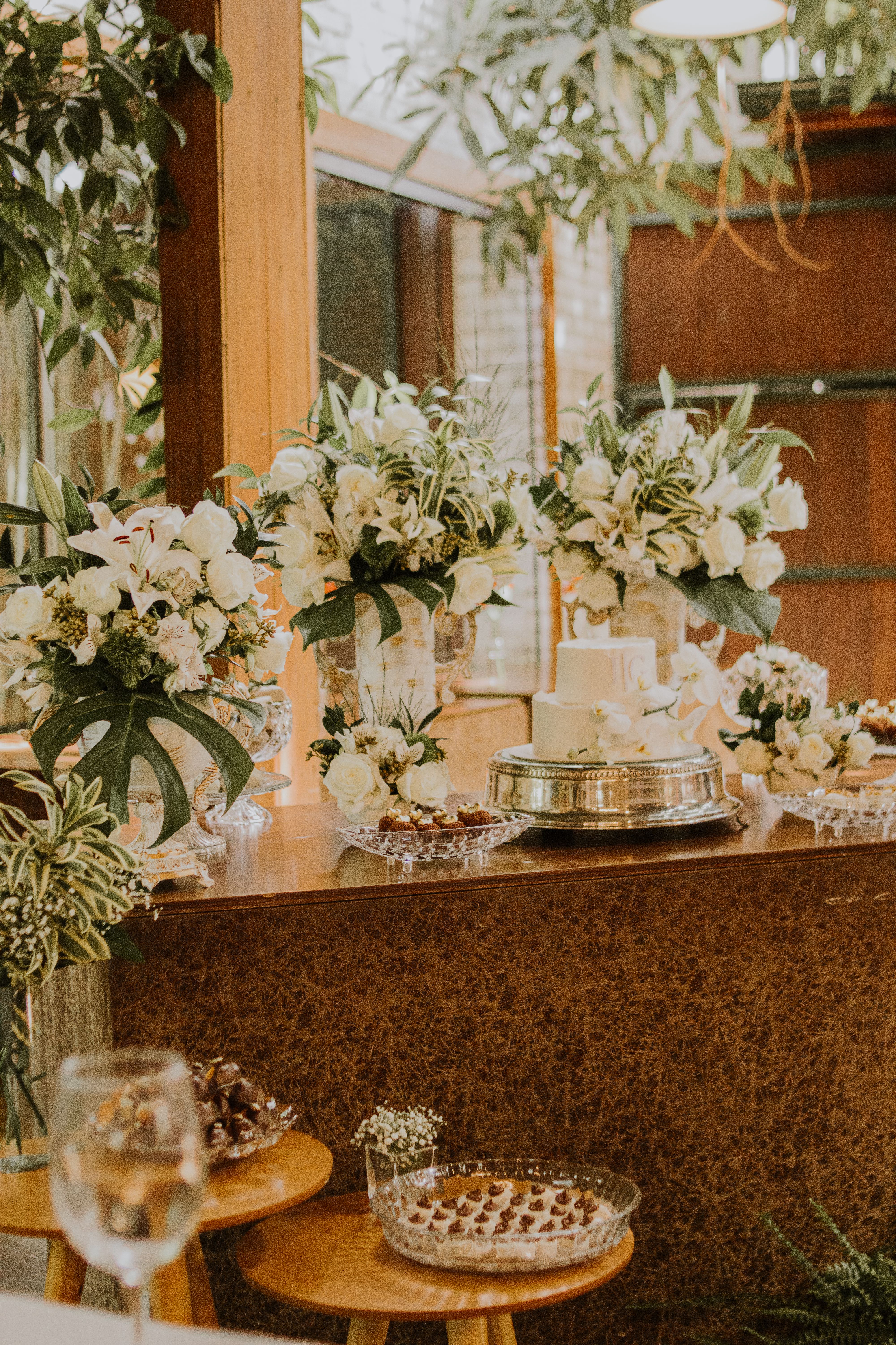 Mesa de postres y flores