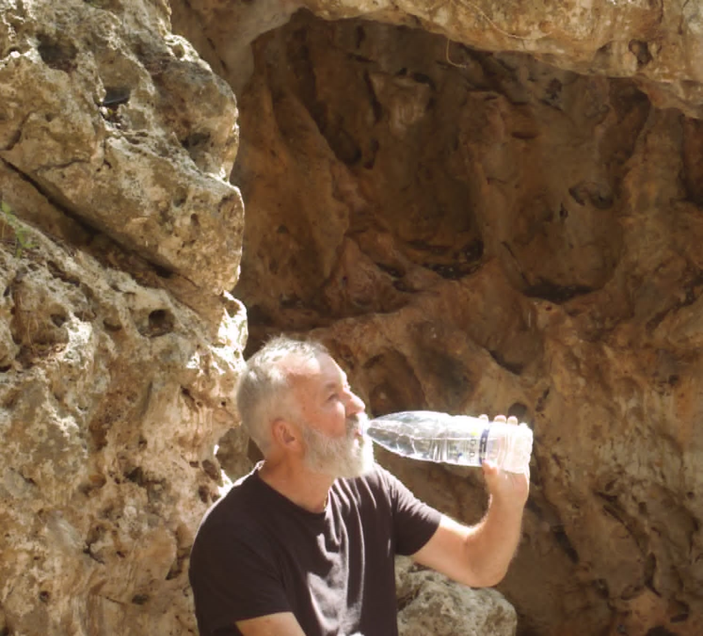 Erik Tunstad i steinaldergrotte