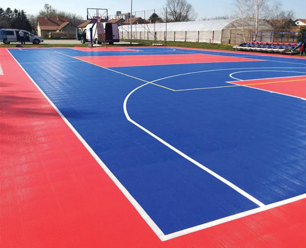 Multifunkční basketbalové hřiště z plastových dlaždic