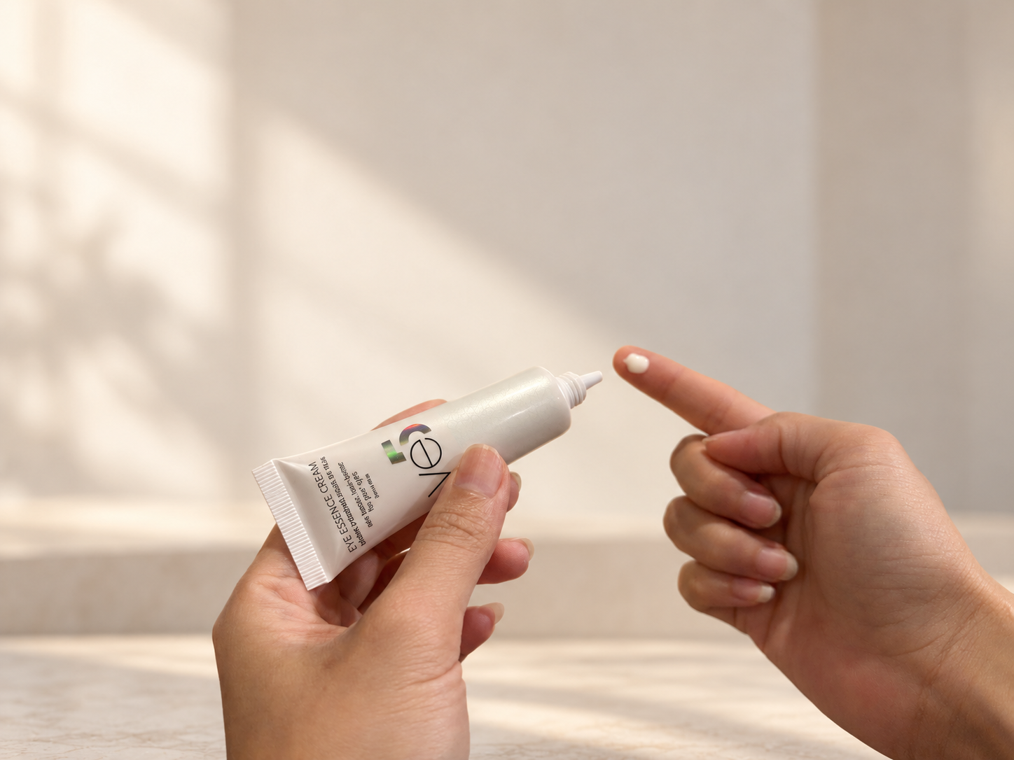 取少量 Eye Essence Cream 輕點眼周