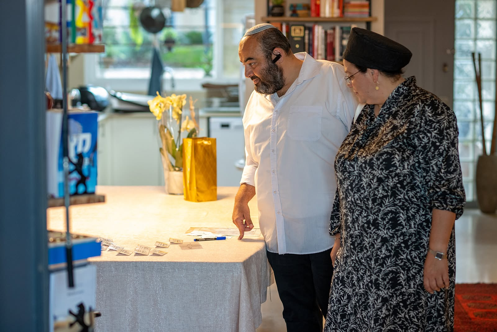 בוגרים משוחחים באירוע הסיום