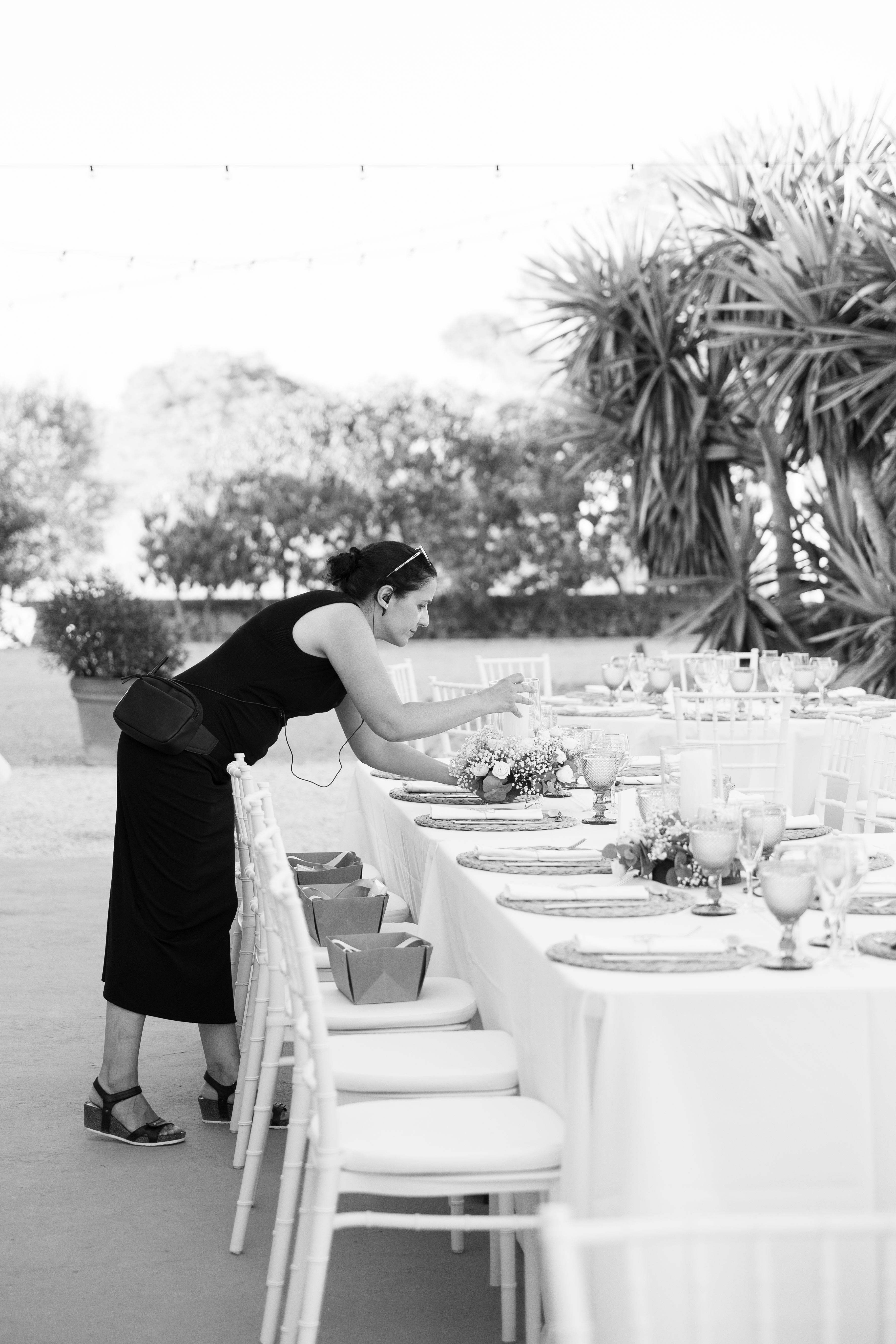Margarita preparando una mesa de banquete
