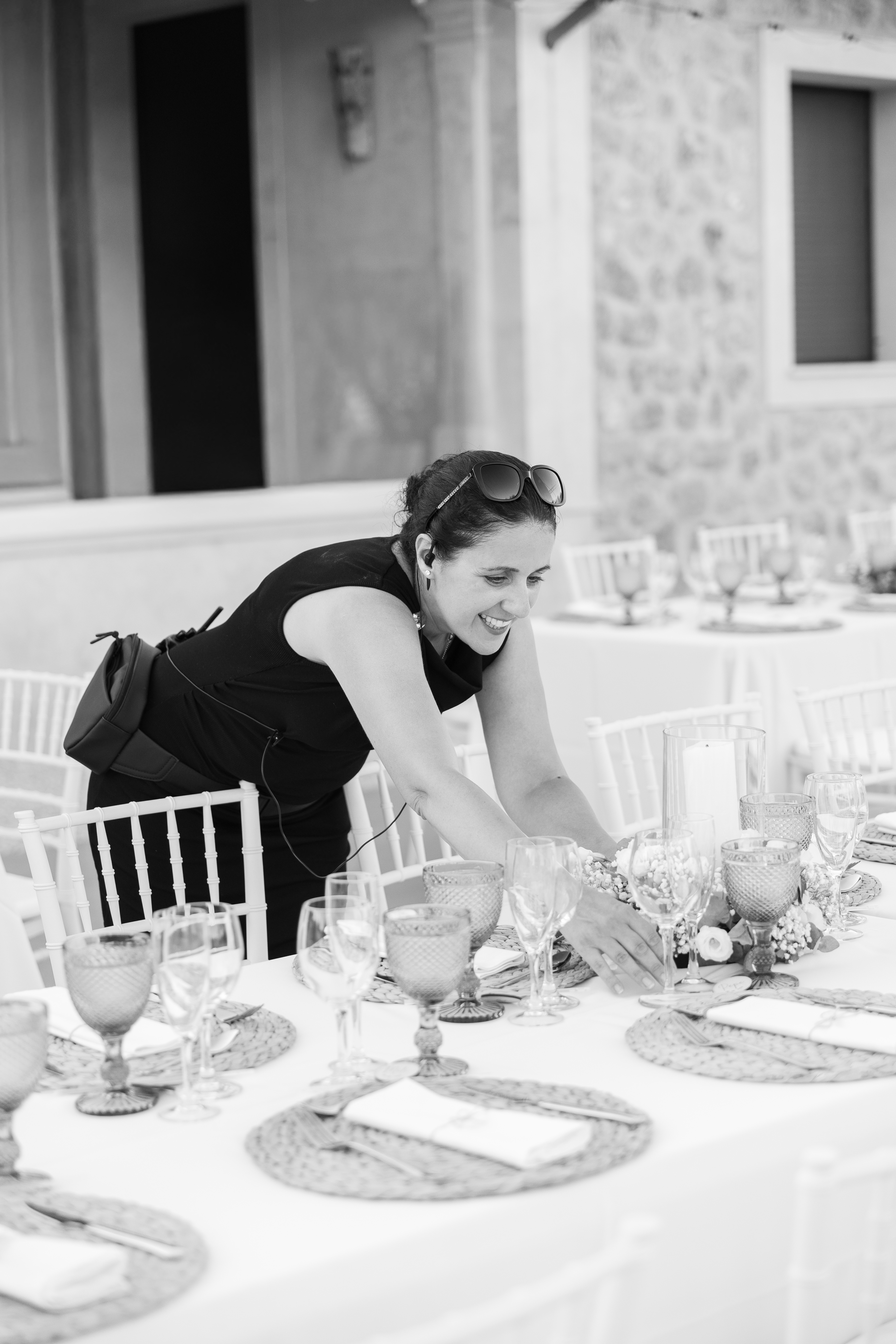 Margarita ajustando los centros de mesa
