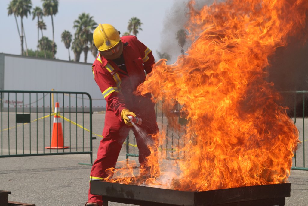 Zenova FX500 fire extinguisher in action — live suppression test