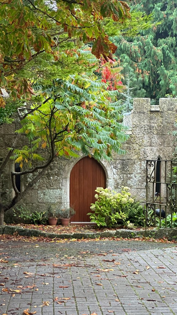 Stonehenge & Salisbury Cathedral Tour from Southampton – Bespoke Guided Minibus Tours