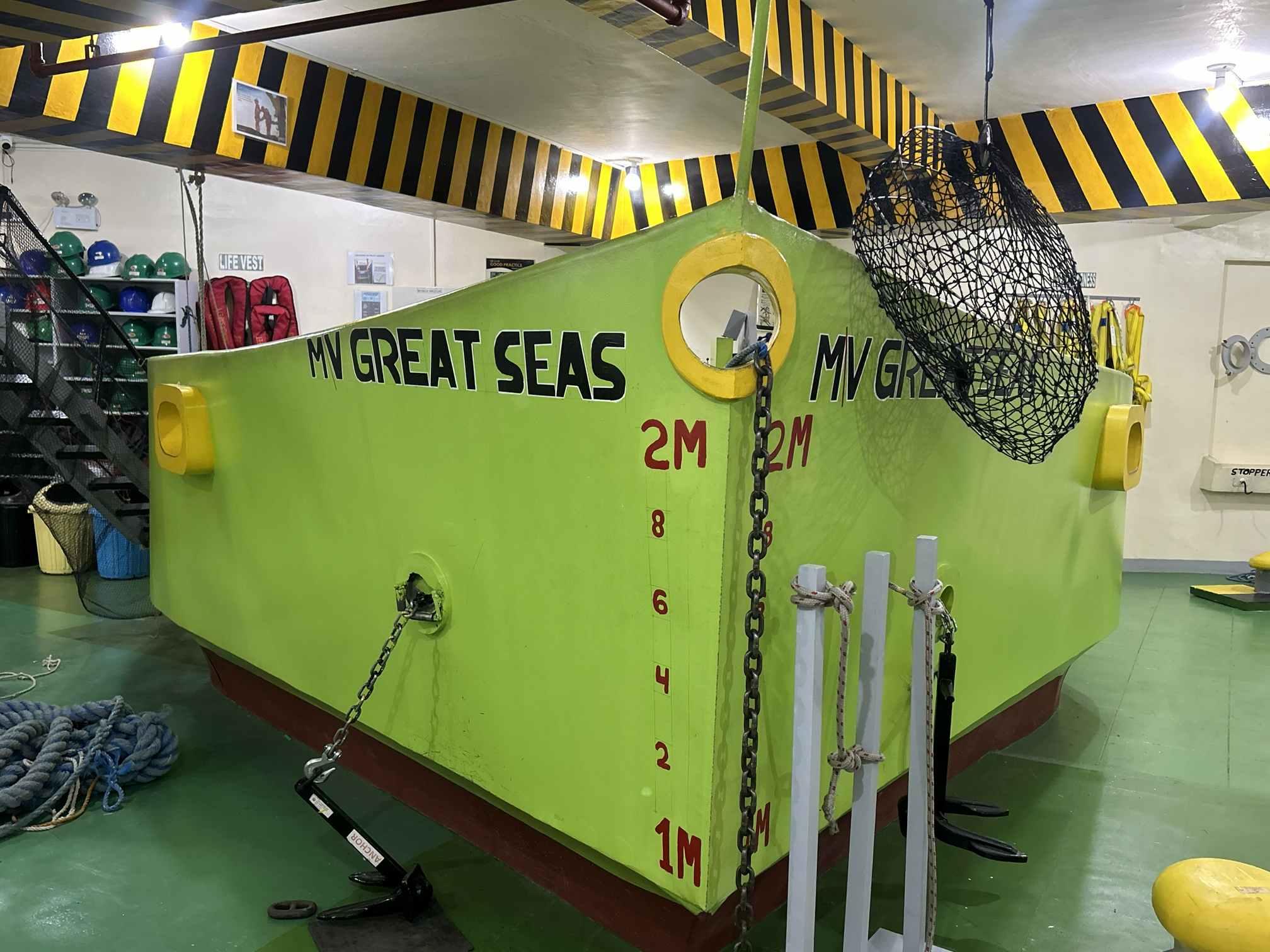 Mariner operating bridge simulator with navigation screens
