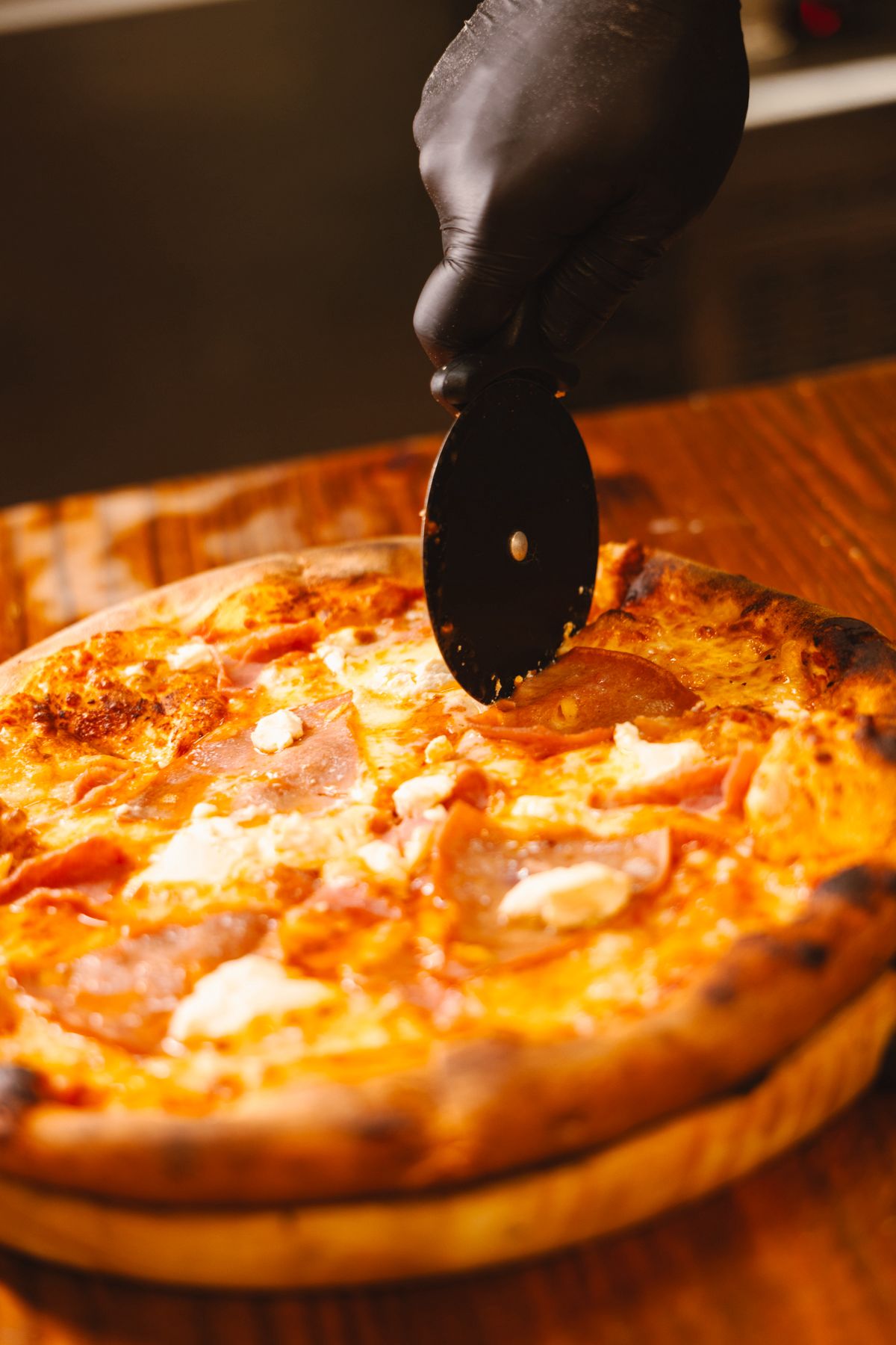 Cortando una pizza artesanal