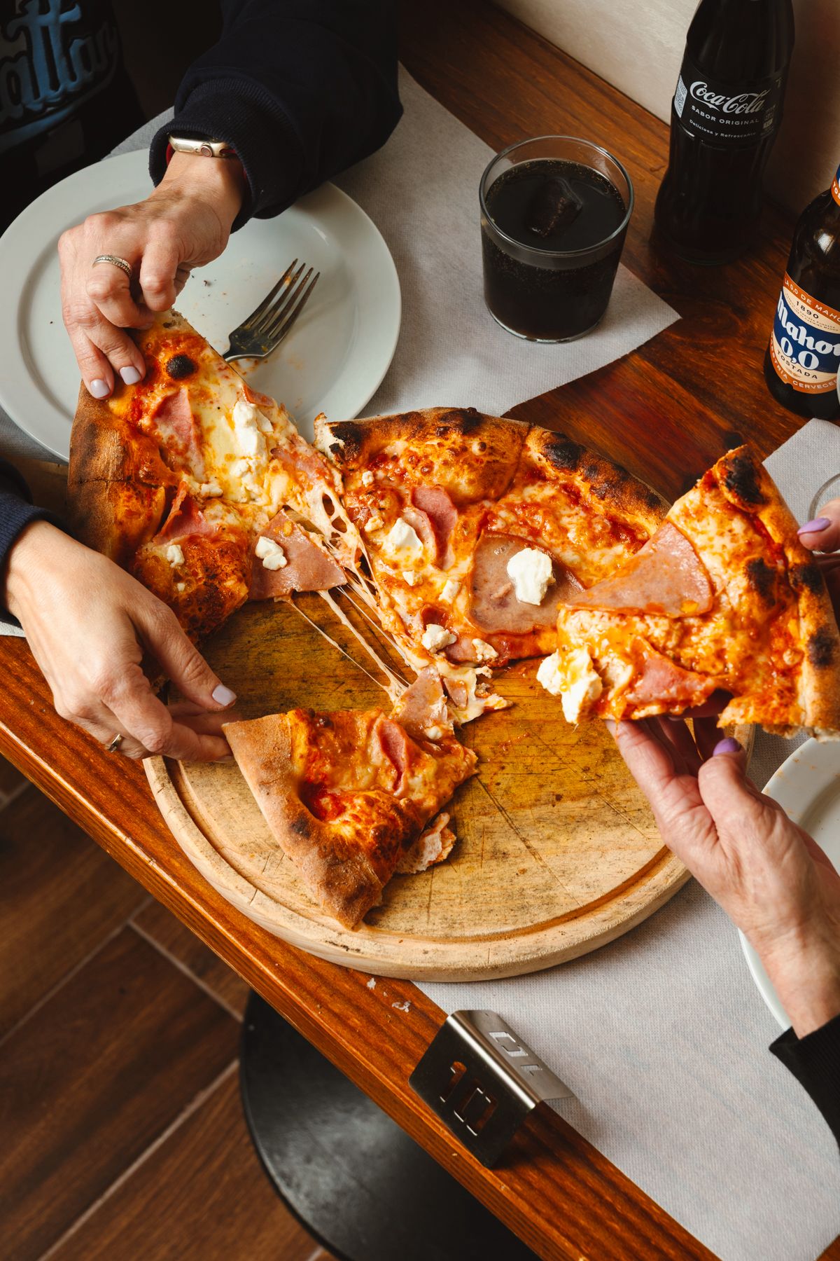 Mesa completa con pizzas y bebidas