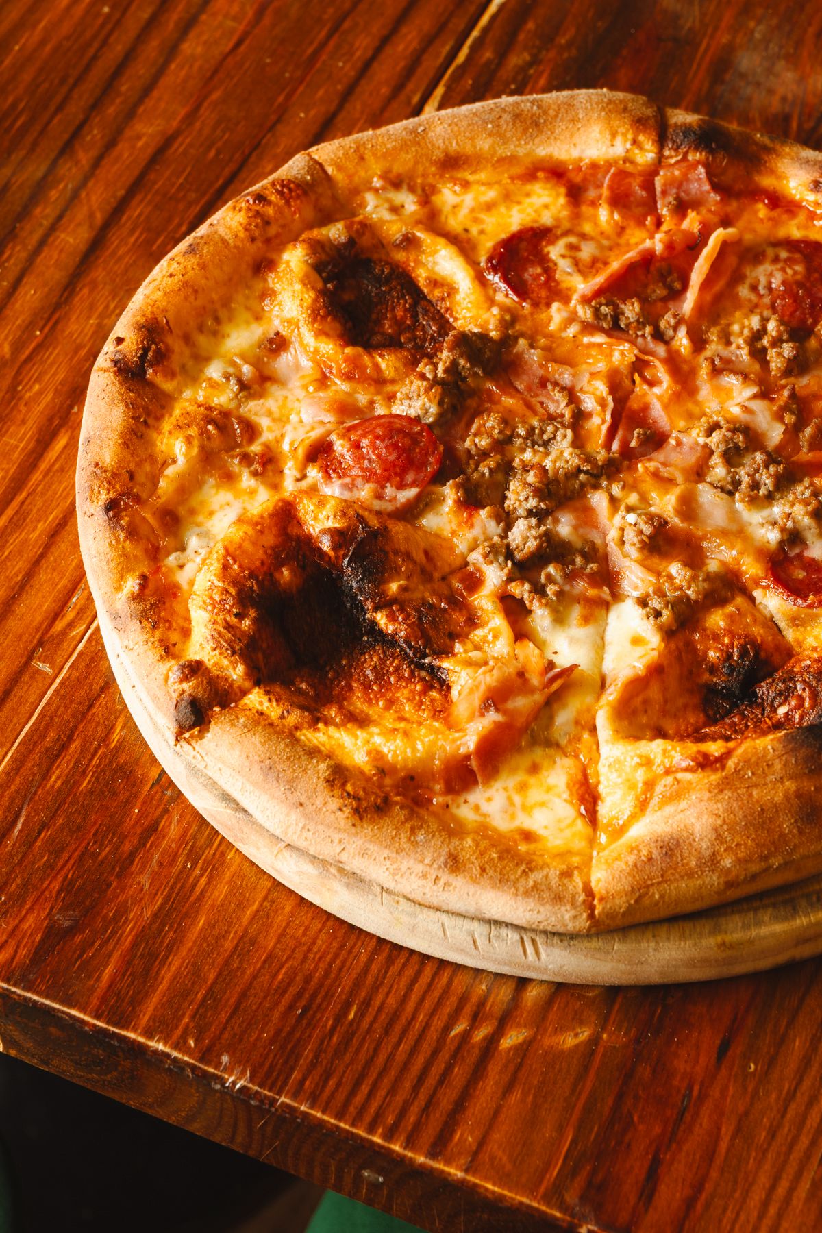Pizza de pepperoni y carne picada