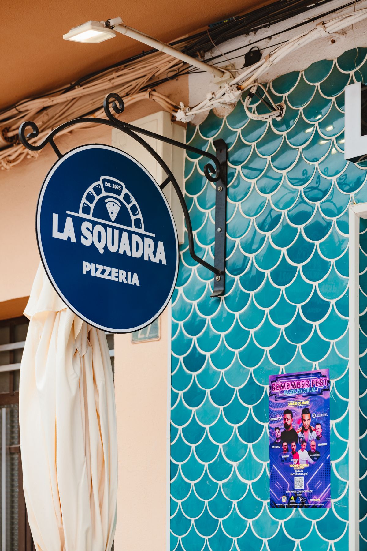 Fachada con azulejos turquesa