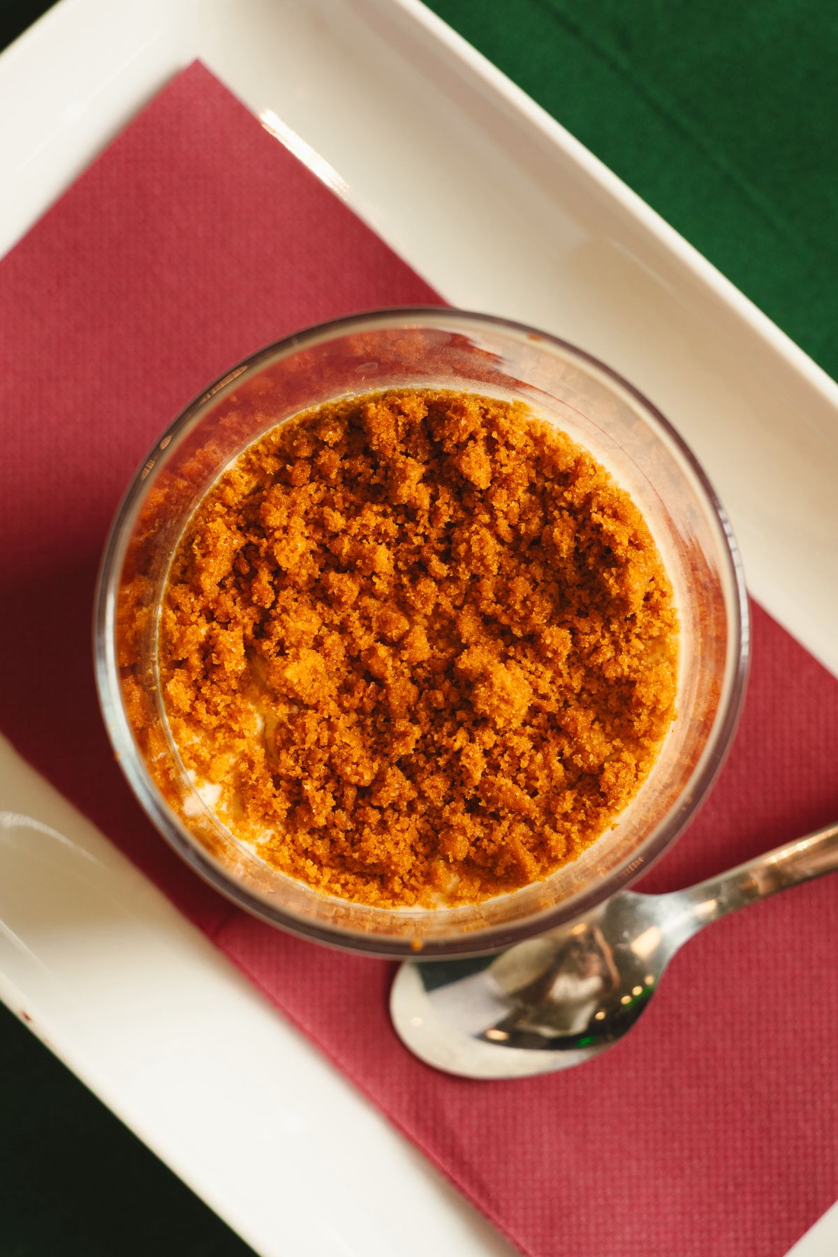 Postre de crema con crumble