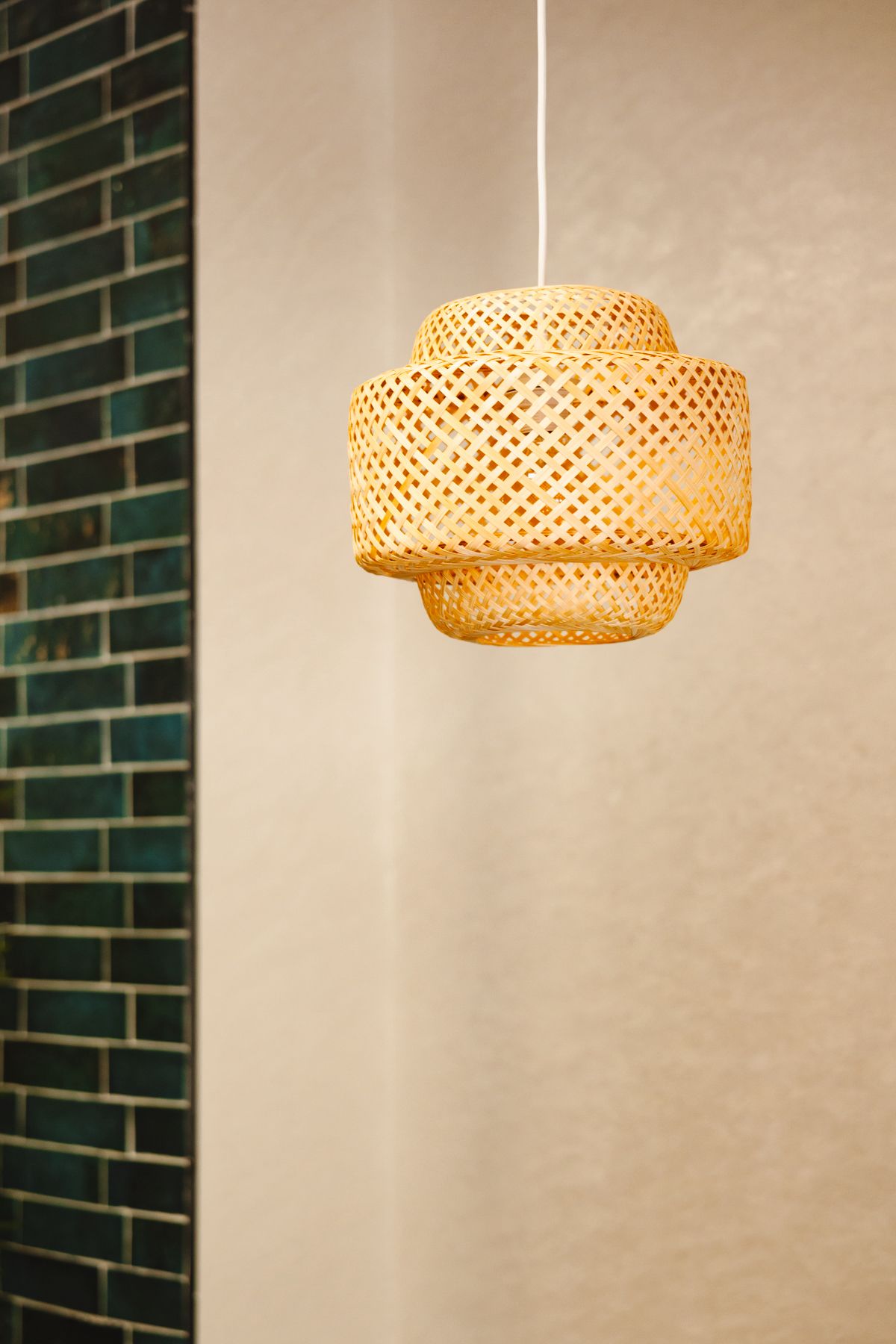 Lámpara de rattan sobre azulejos