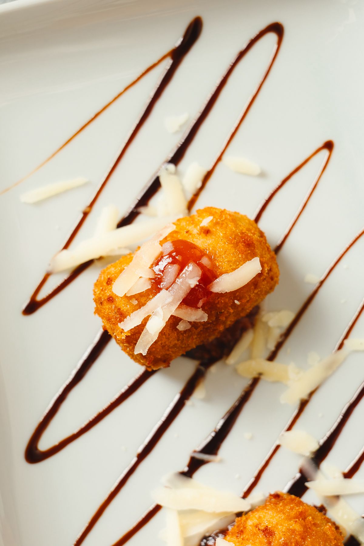 Croquetas de parmesano emplatadas