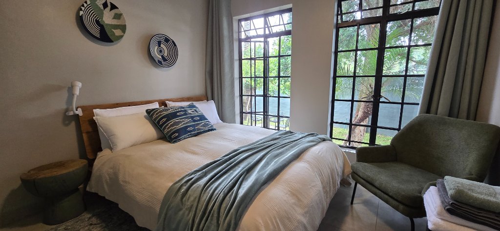 Main Bedroom — Bench & Mirror