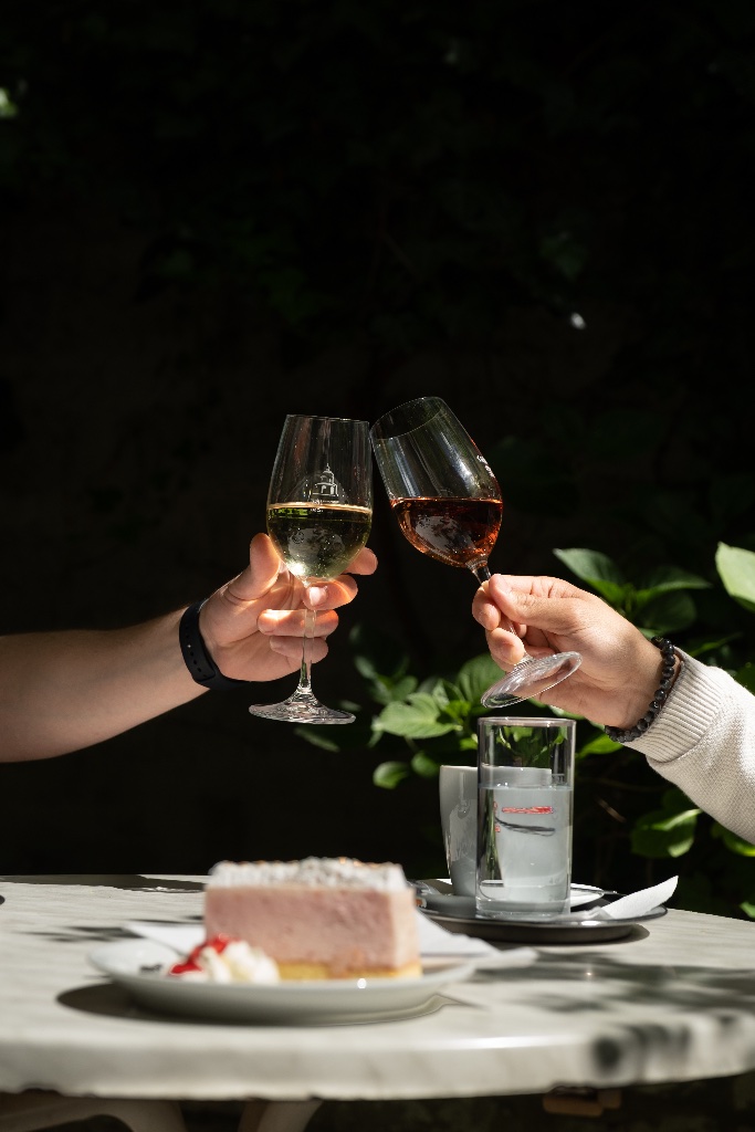 Anstoßen mit Wein