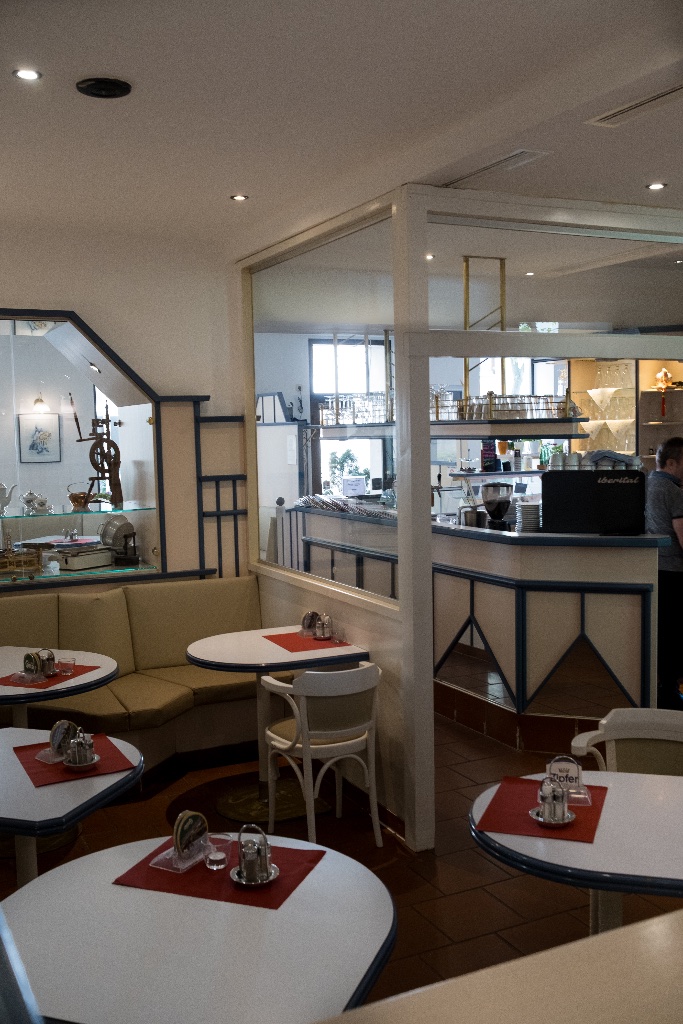 Zeitung lesen im Café