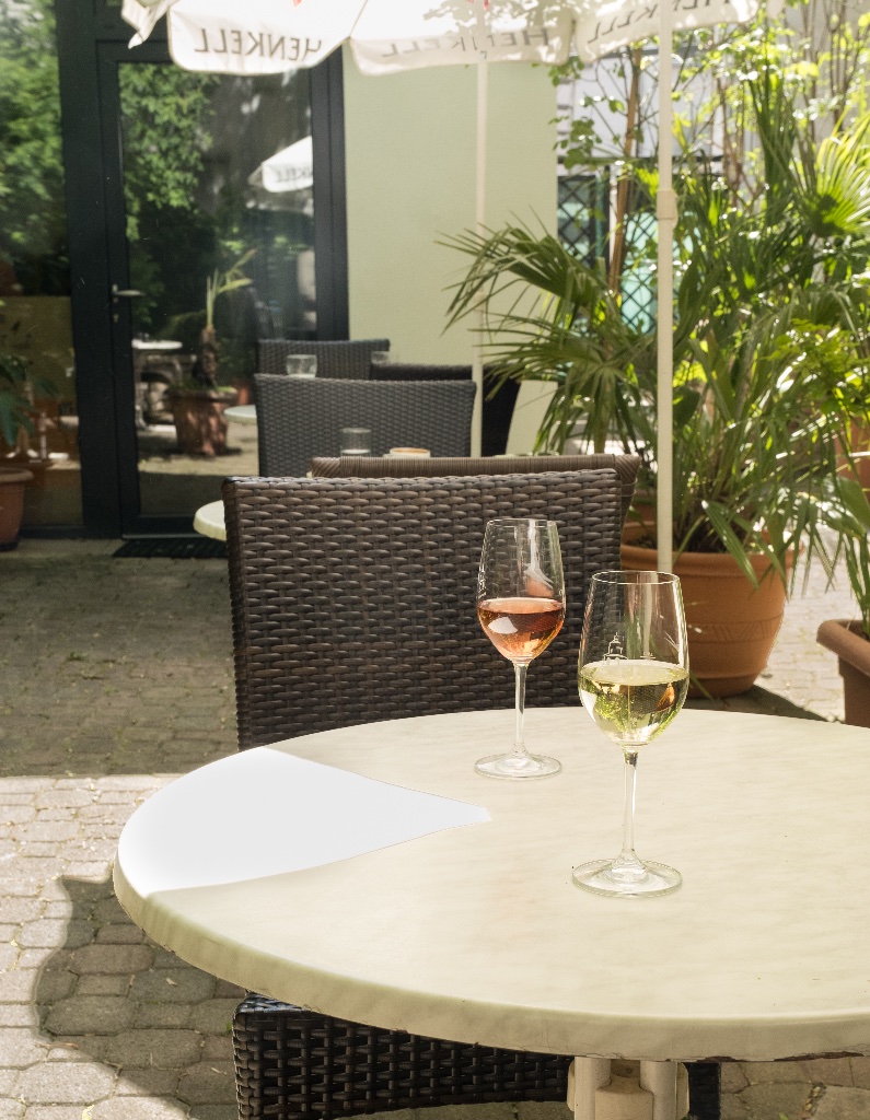 Wein am Tisch im Garten