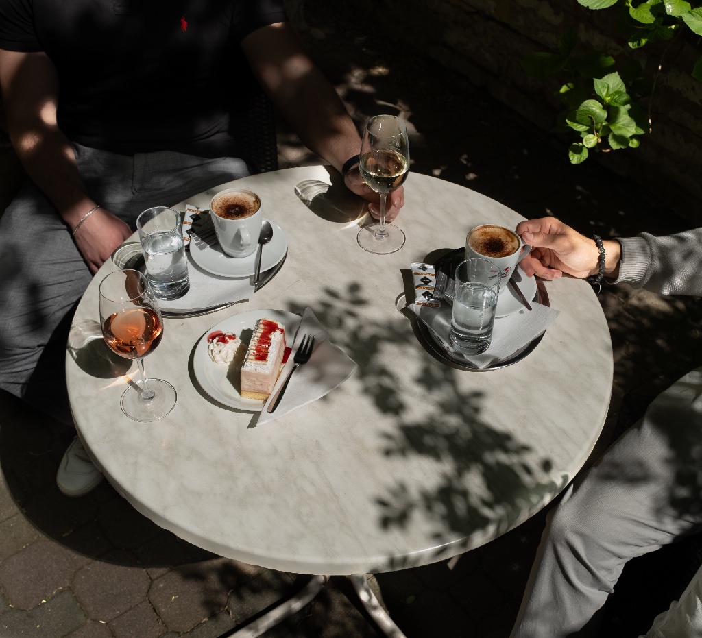 Kaffee & Torte am Tisch
