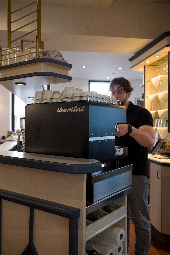 Barista an der Maschine