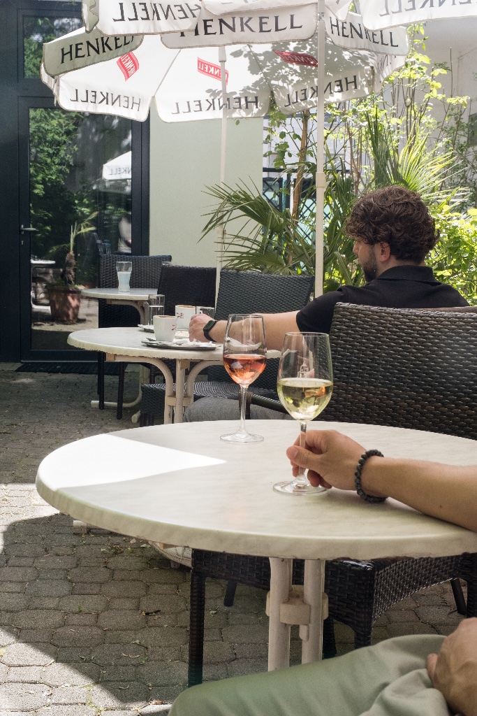 Mann mit Wein im Garten