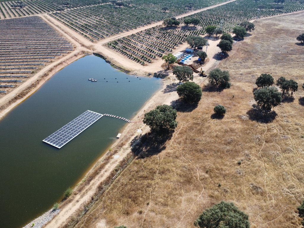 Instalação de painéis solares num edifício moderno