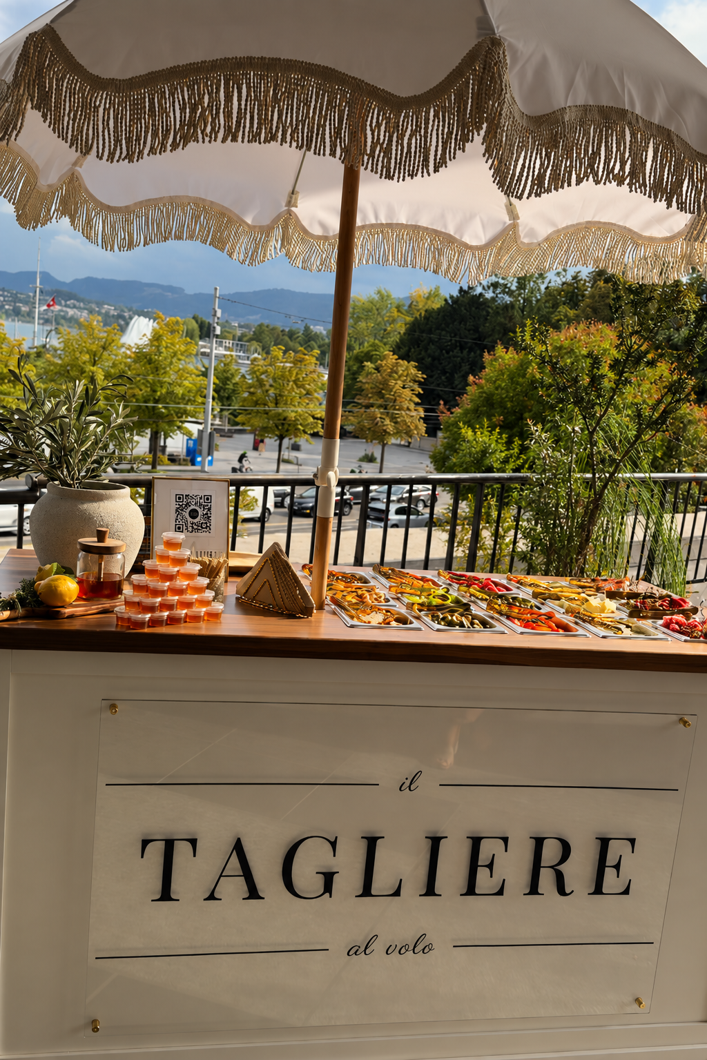 Tagliere al Volo cart by the lake