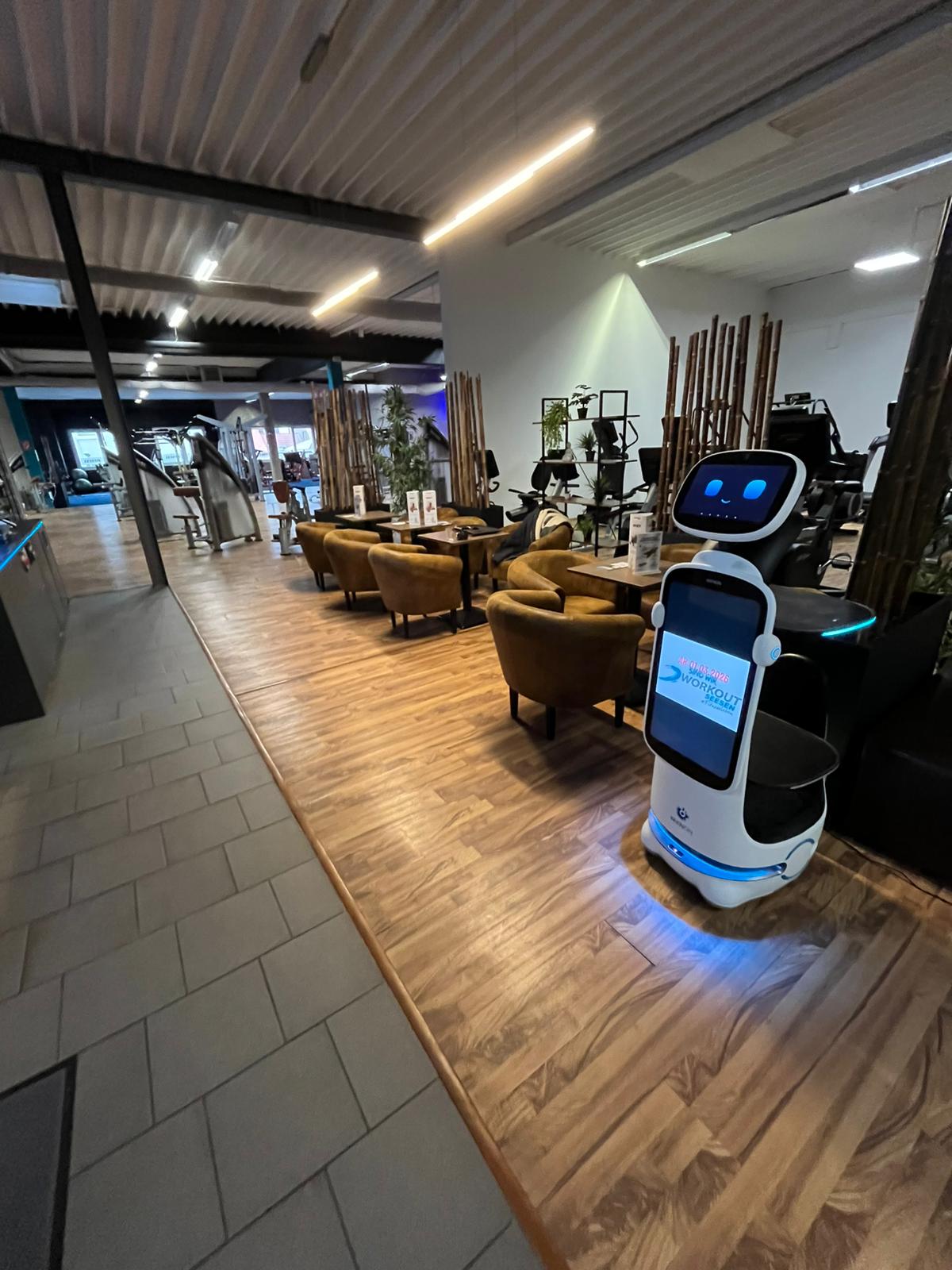 Serviceroboter neben dem Sitzbereich und den Trainingsgeräten im Workout Seesen