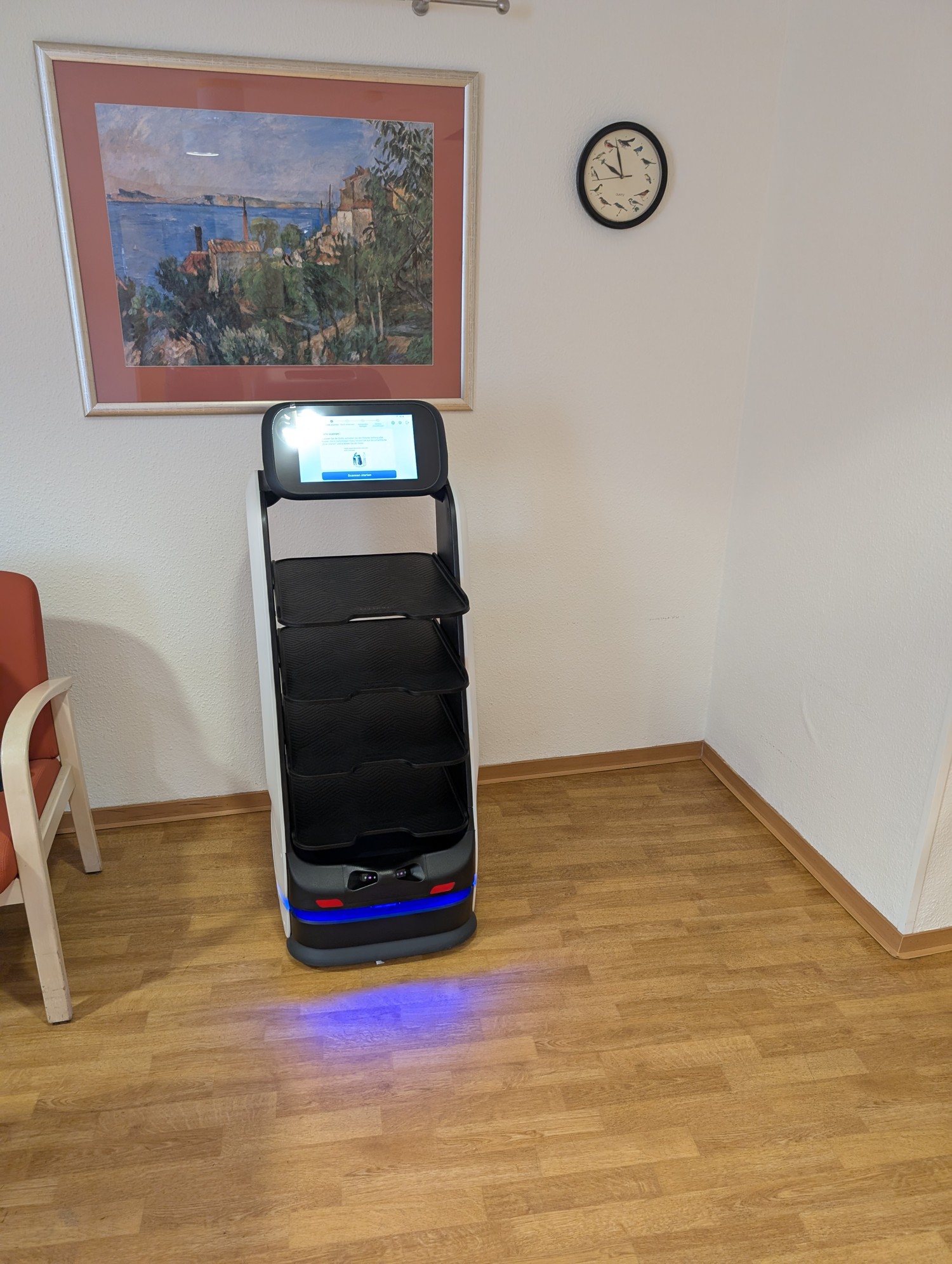 KEENON DINERBOT T9 im Arbeitsumfeld bei MediTerra in Braunschweig