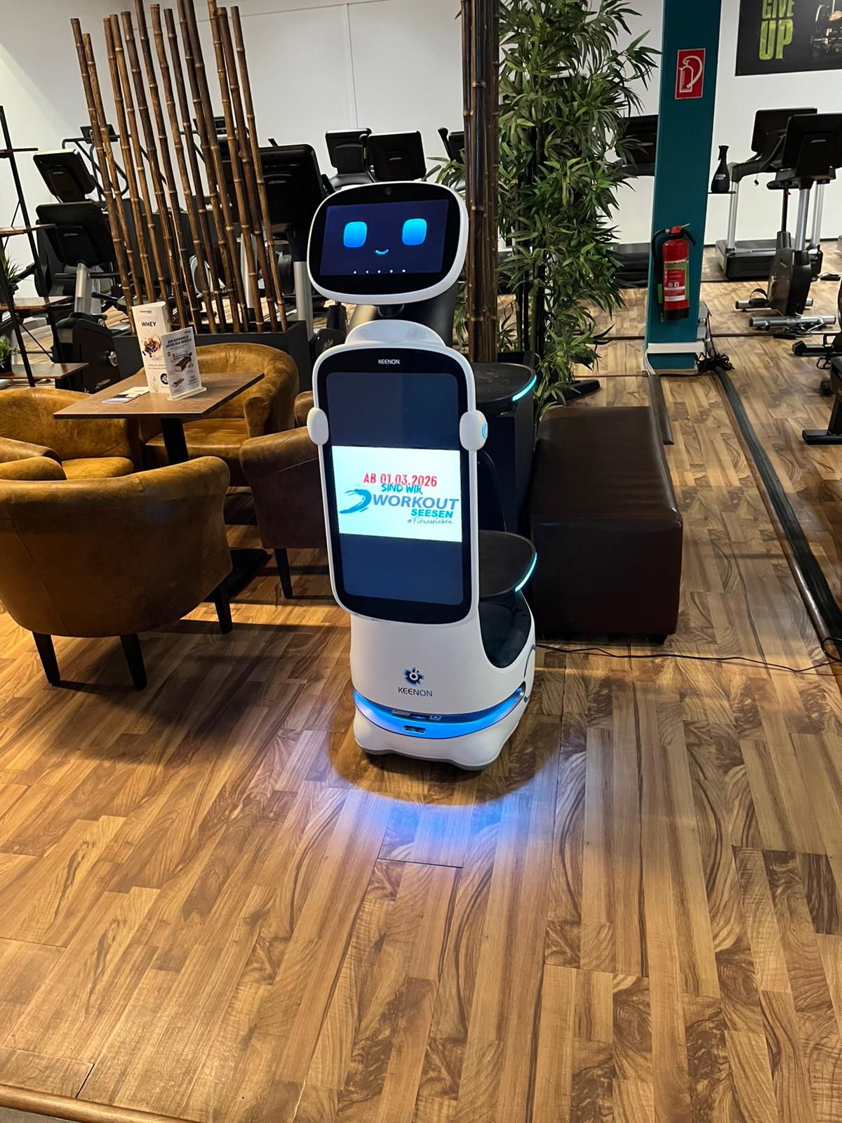 Serviceroboter mit großem Informationsdisplay und Ablageflächen im Workout Seesen