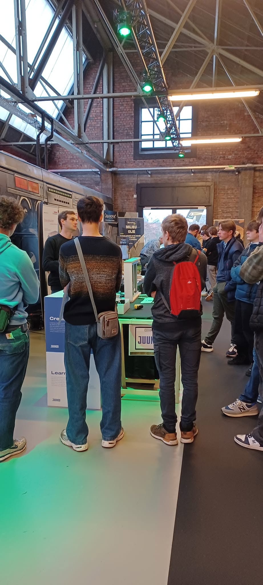 Leerlingen aan een stand van Juunoo tijdens de Inspiration Day