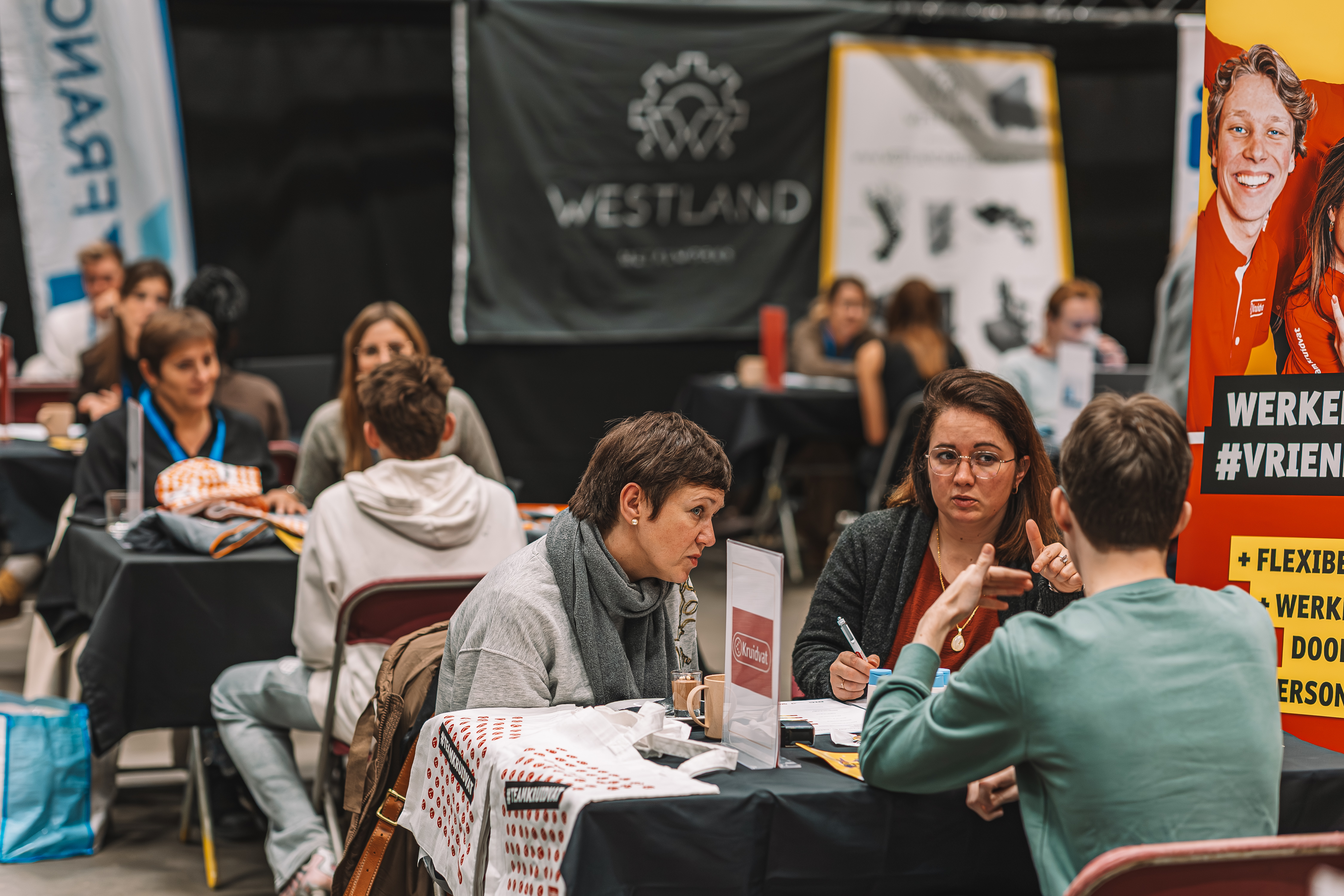Speeddates · werkgevers en studenten in gesprek