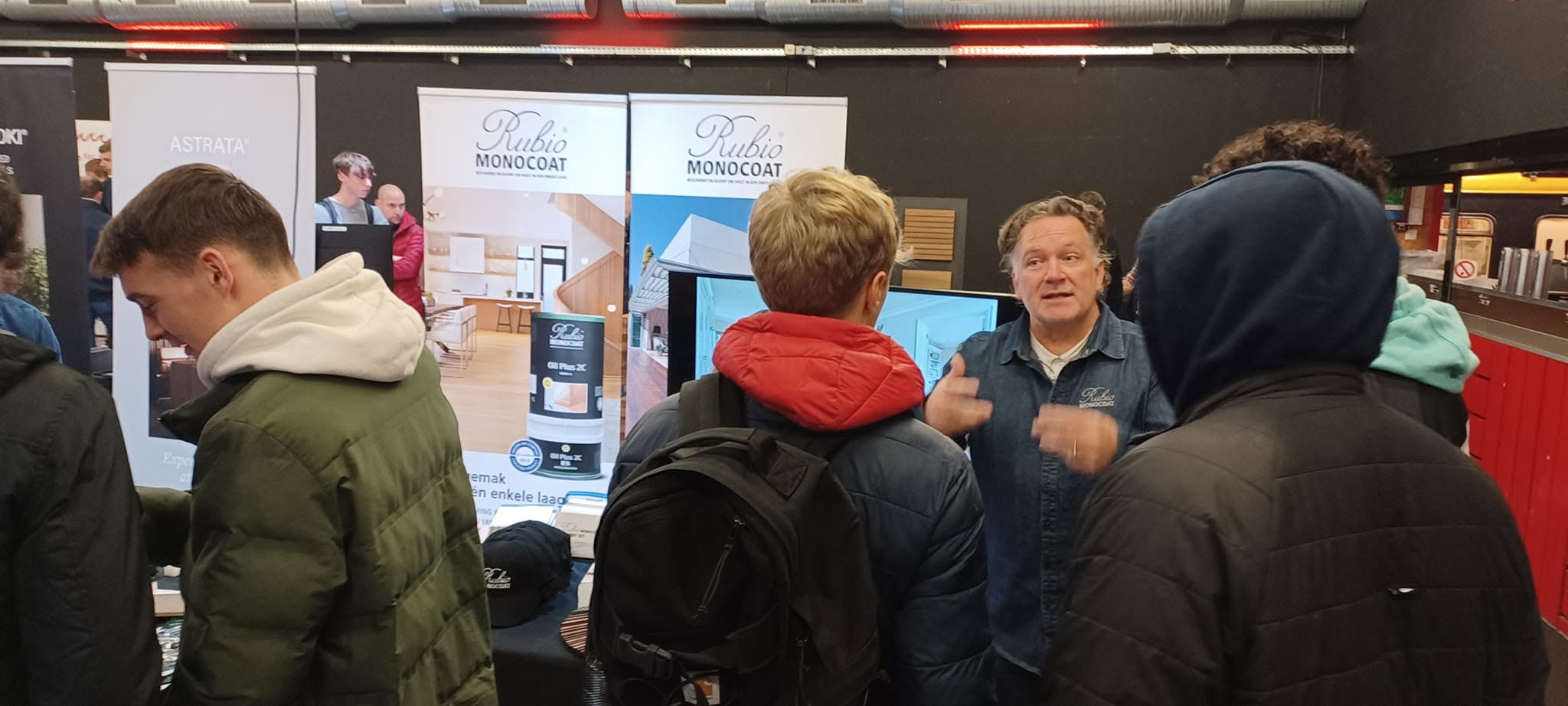 Leerlingen in gesprek aan de Rubio Monocoat-stand