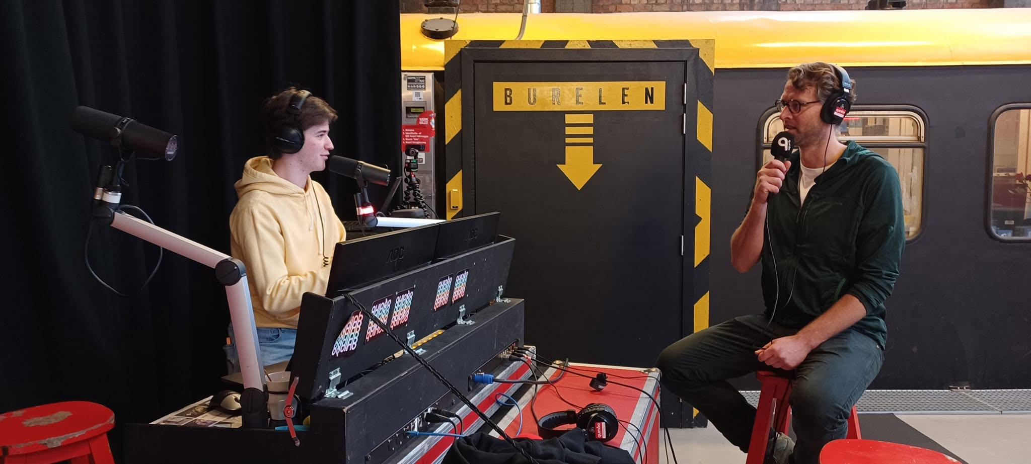 Twee gasten nemen een podcast op tijdens de Inspiration Day