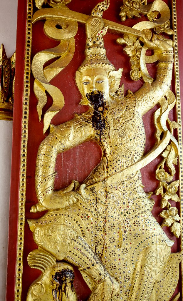 Devata doré Bas relief de temple Thaï
