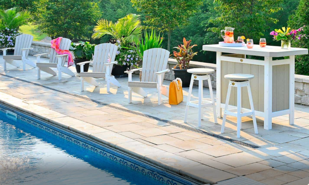 Vida Set — poolside seating and bar