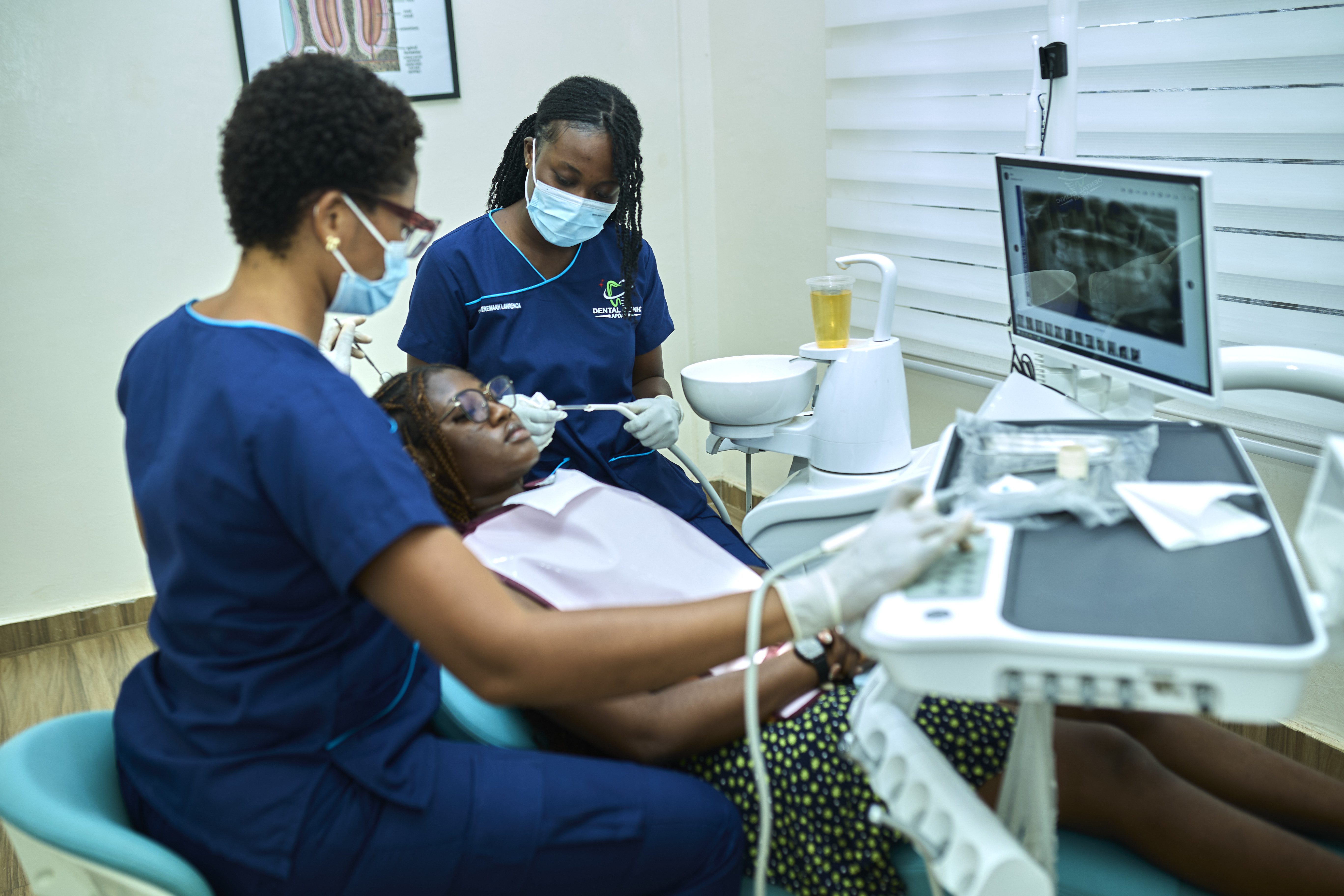 Digital X-rays on screen for precise diagnosis
