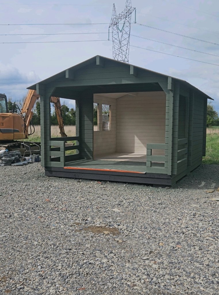 Log cabin with VIPEQ cork spray insulation Ireland