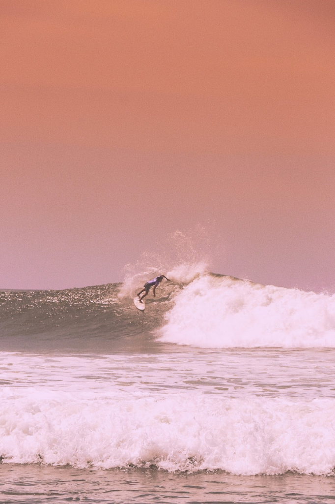 El Zonte — Surfer Action
