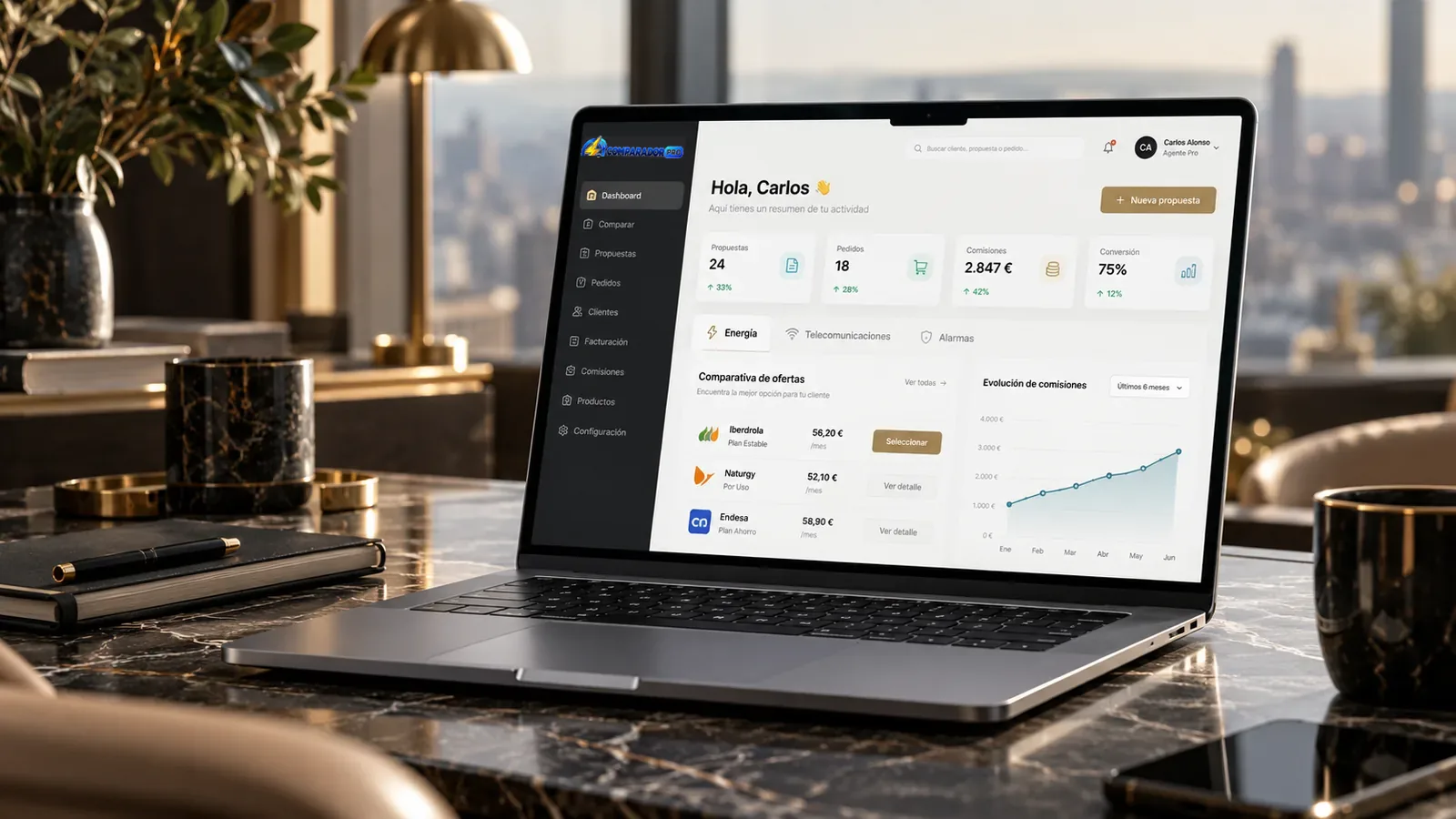 Espacio de trabajo premium con ComparadorPro abierto en un portátil