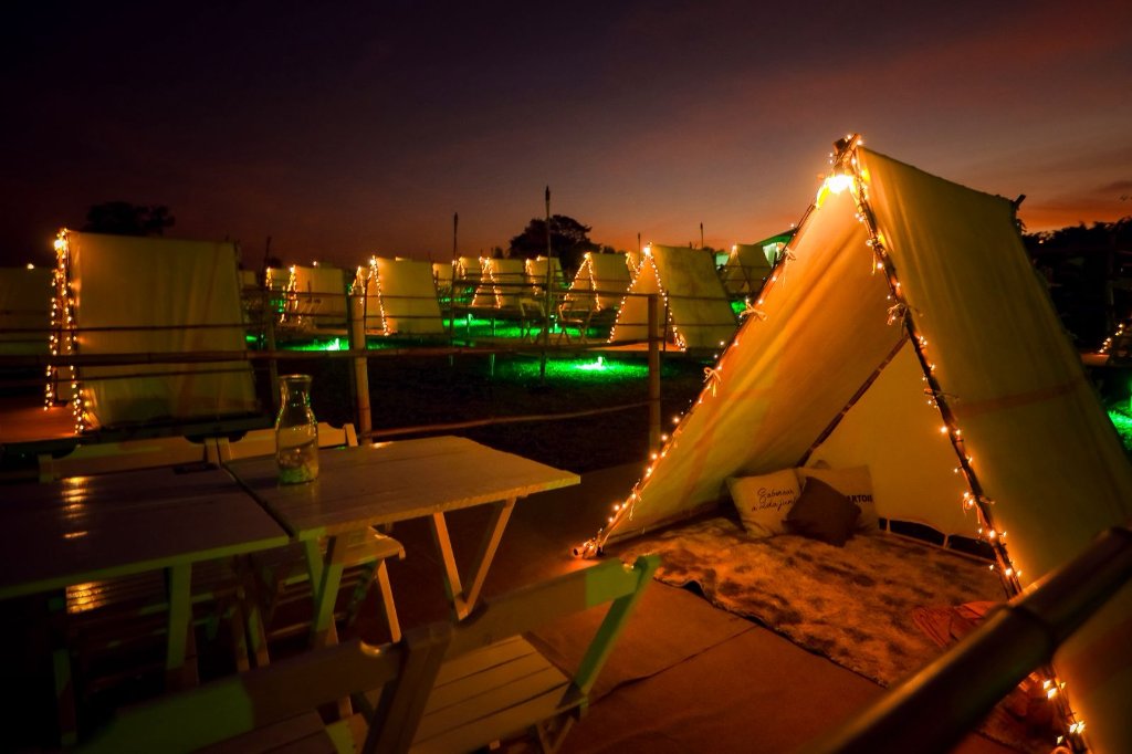 Interior de tenda iluminada com mesa posta elegante