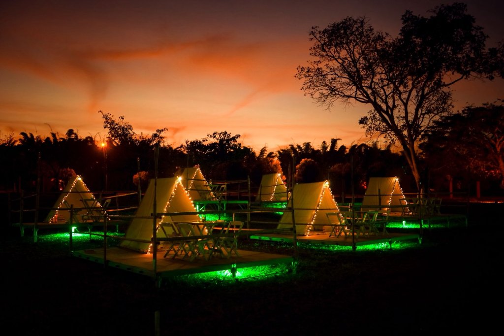 Tendas iluminadas ao pôr do sol em Brasília