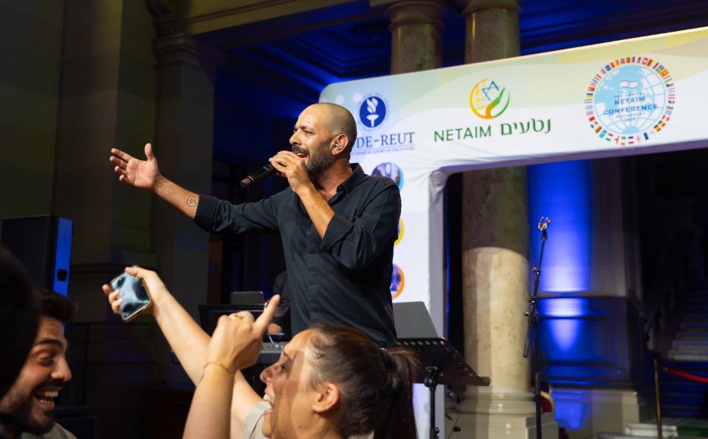 קהל במופע של מאושרים