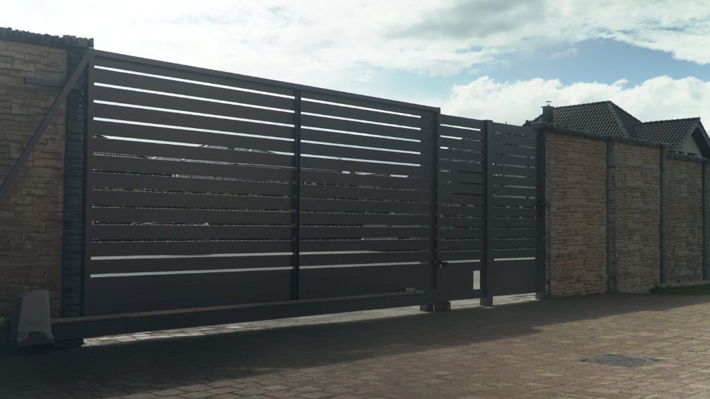 Ogrodzenie aluminiowe z bramą przesuwną – realizacja Bramy Bilski