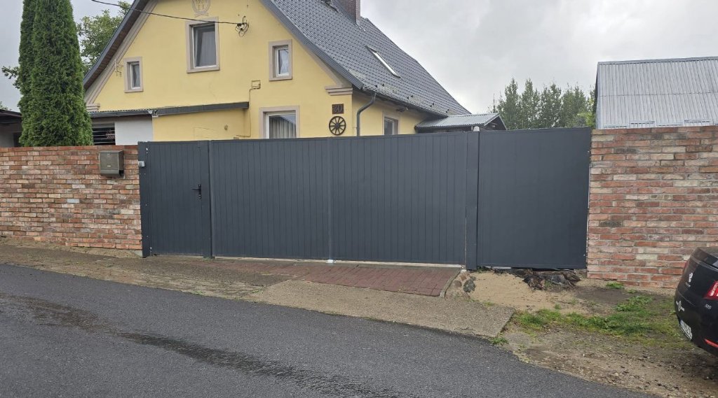 Furtka aluminiowa ciemnobrązowa – realizacja Bramy Bilski Polska